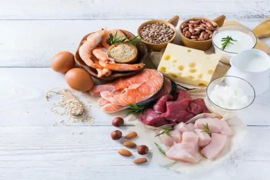 Biała dieta przepisy: łosoś, wołowina, kurczak, krewetki, jajka, nabiał, orzechy i płatki owsiane.