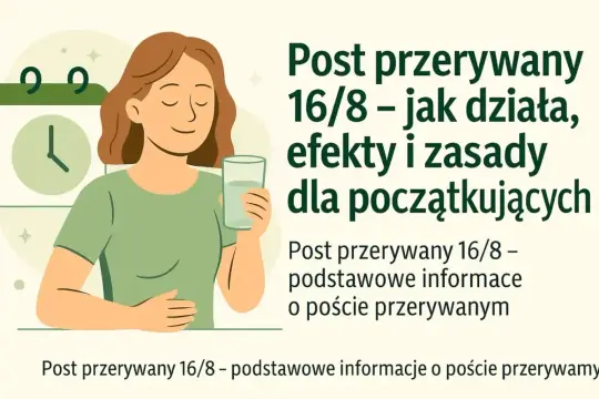 Kobieta z uśmiechem pije wodę, obok kalendarz i zegar. Post przerywany 16/8 – jak zacząć.