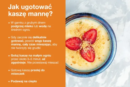 Miseczka kaszy manny z truskawkami i okruszkami.