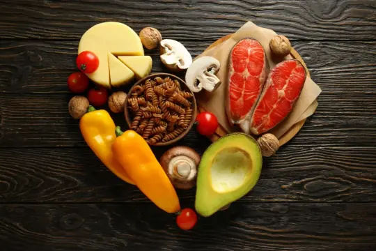 Zdrowe składniki na serce: łosoś, awokado, orzechy, warzywa. Czy dieta keto a cholesterol to dobry wybór?
