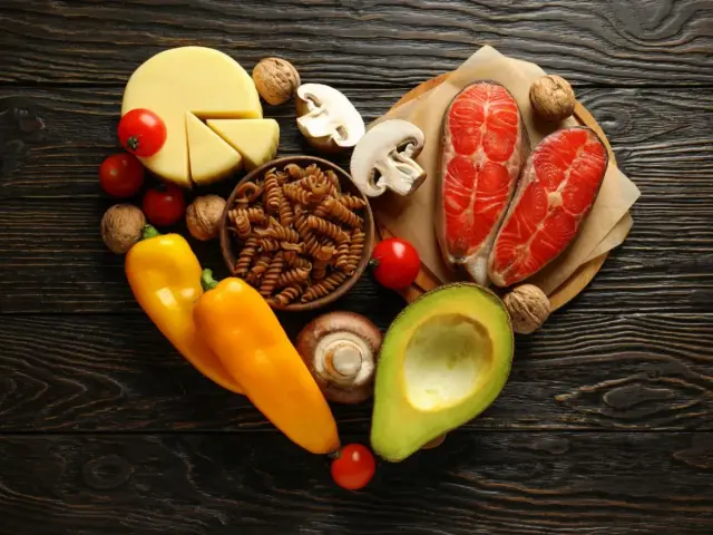 Zdrowe składniki na serce: łosoś, awokado, orzechy, warzywa. Czy dieta keto a cholesterol to dobry wybór?